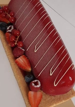 Une photo de Bûche mousse vanille et crémeux fruits rouges