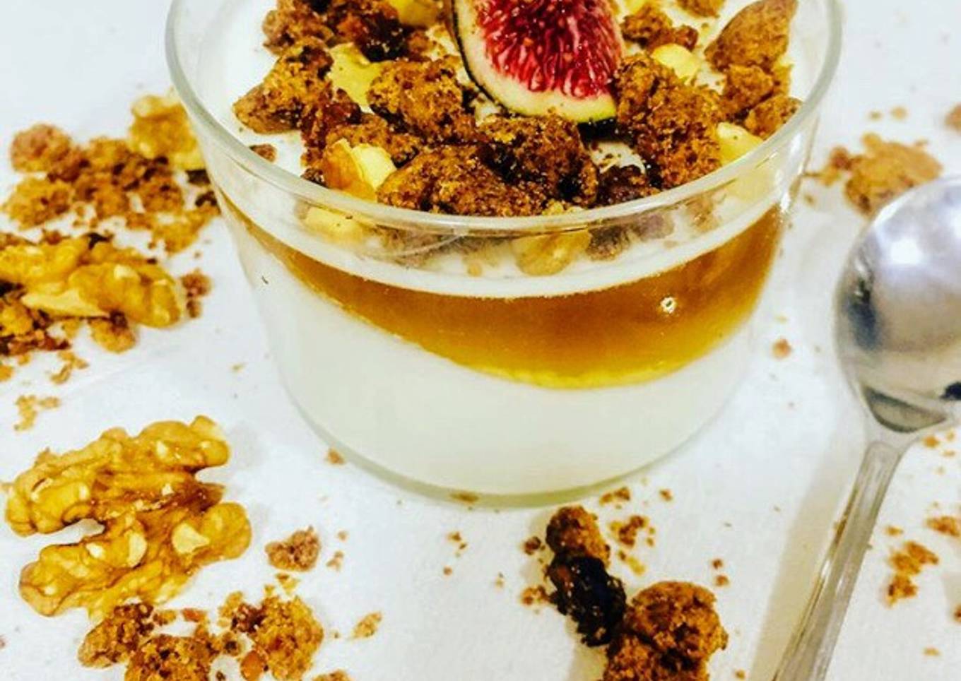 Mousse de requesón con gelatina de miel y crumble de nueces