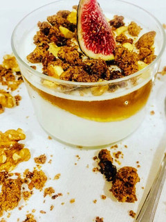 Una foto de Mousse de requesón con gelatina de miel y crumble de nueces