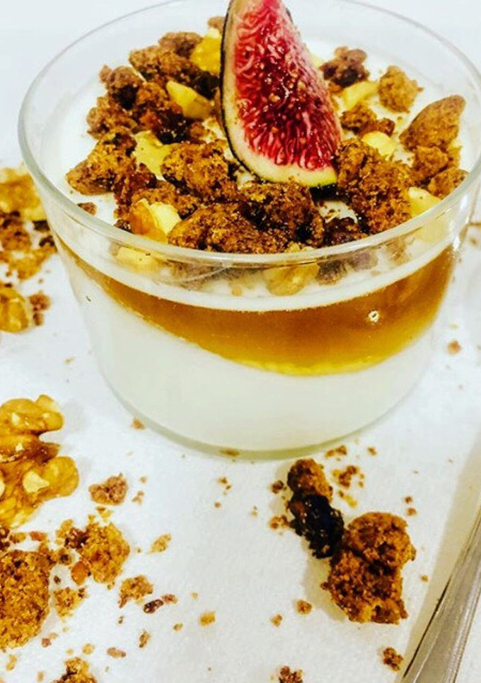 Una foto de Mousse de requesón con gelatina de miel y crumble de nueces