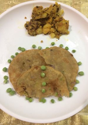 A picture of Achari peas puri.