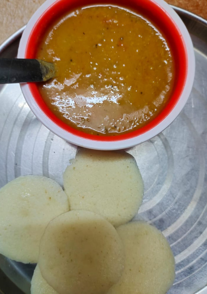 A picture of Idli sambhar.