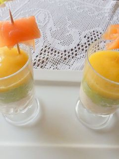 Una foto de Aperitivo de atún, aguacate y melocotón