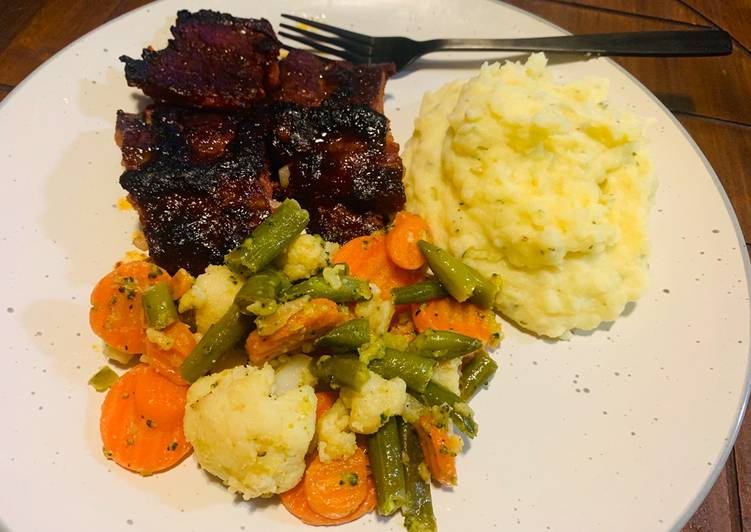 Ribs with Mashed Potatoes and Mixed Veggies