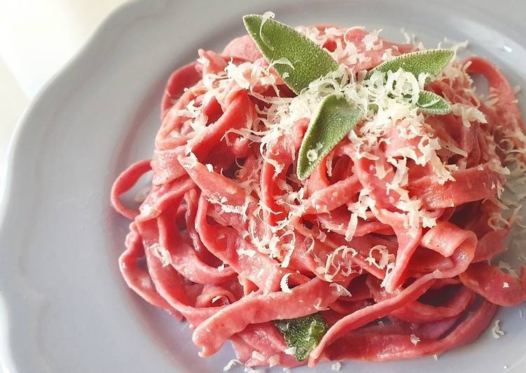 Tagliatelle alla Barbabietola Burro Salvia e Pecorino Romano