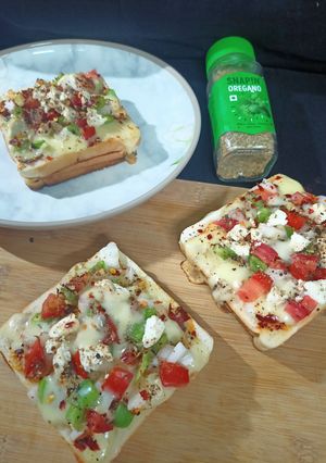 পিজ্জা ব্রেড স্যান্ডউইচ (Pizza bread sandwich recipe in Bengali) রেসিপির প্রধান ছবি