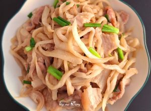 Hình của món Củ cải khô xào thịt ba chỉ.