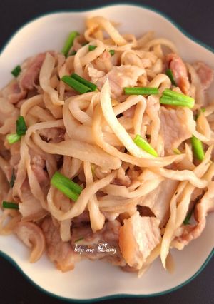 Hình của món Củ cải khô xào thịt ba chỉ.