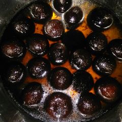 A picture of Gulab jamun.