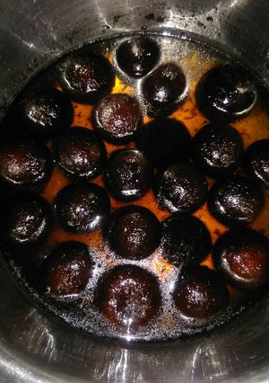A picture of Gulab jamun.