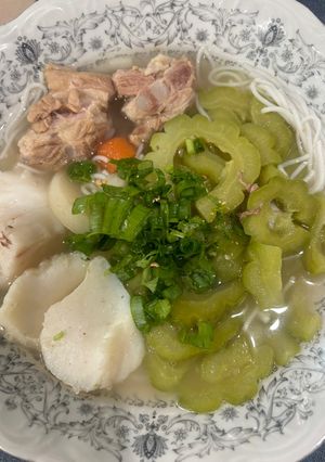 Hình của món Bún cá tuyết nấu khổ qua.