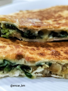 Una foto de Dúo de tortillas rellenas de espinacas y bacalao