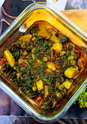 पालक आलू मटर की सब्जी (Palak aloo matar ki sabzi recipe in hindi) रेसिपी मुख्य फोटो
