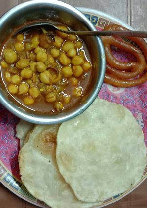 লুচি ঘুগনি (luchi ghugni recipe in bengali) রেসিপির প্রধান ছবি