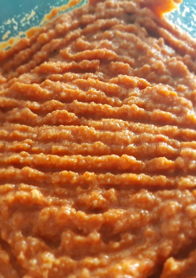 Una foto de Muhammara de pimiento, nueces, y granada