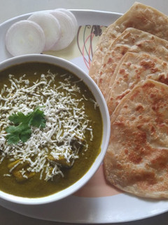 પાલક પનીર મિક્સ પરોઠા (Palak Paneer paratha recipe in Gujarati) રેસીપી મુખ્ય ફોટો