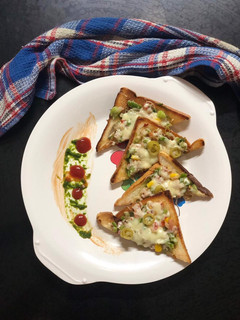 વેજ ચીઝ ઓપન ટોસ્ટ સેન્ડવીચ (Veg Cheese Open Toast Sandwich Recipe In Gujarati) રેસીપી મુખ્ય ફોટો