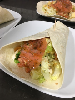 Una foto de Wrap de salmón ahumado al aroma del eneldo