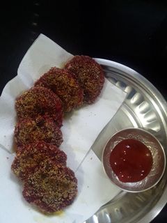 बीट कटलेट (beet cutlet recipe in marathi) रेसिपी चे मुख्य फोटो 