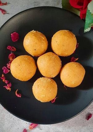 A picture of Besan ke ladoo.