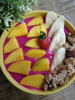 Foto resep Sarapan sehat 8 (dragon fruit, mango and banana smoothies bowl)