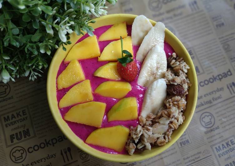 Bagaimana Menyiapkan Sarapan sehat 8 (dragon fruit, mango and banana smoothies bowl) yang Sempurna