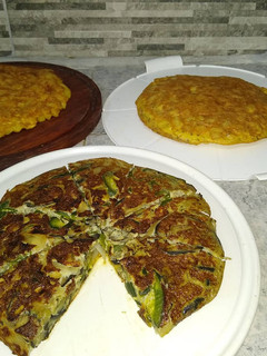 Una foto de Tortilla de zapallitos y berenjena, y tortillas de papas