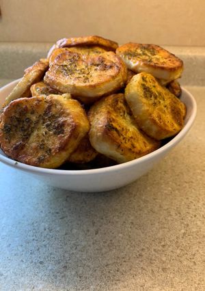 A picture of Sliced baked potatoes.