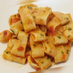 A picture of Calamarata e calamari.