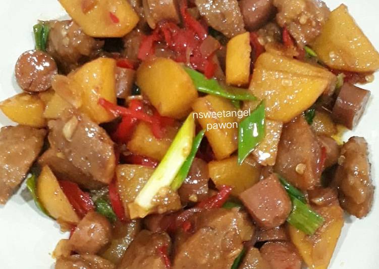 Langkah Mudah untuk Menyiapkan Kentang sosis masak kecap, Bikin Ngiler