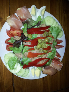 Una foto de Ensalada gourmet con atún y pimientos
