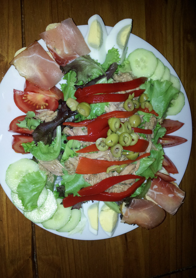 Una foto de Ensalada gourmet con atún y pimientos