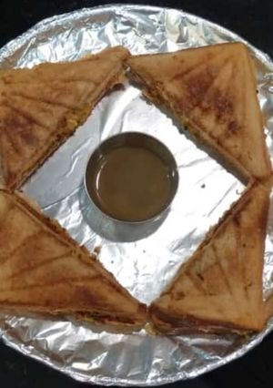 A picture of Aloo Sandwiches for kids.