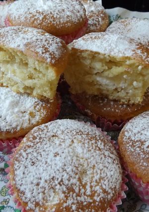 Una foto de Muffins rellenos de manzanas y queso con Amaretto (18 unidades)