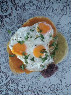 Una foto de Huevos motuleños a mi manera