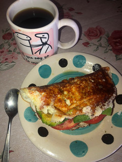 Una foto de Omelette con tomate y palta😋