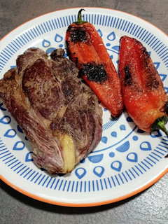 Una foto de Filete de aguja a la plancha con pimientos rojos