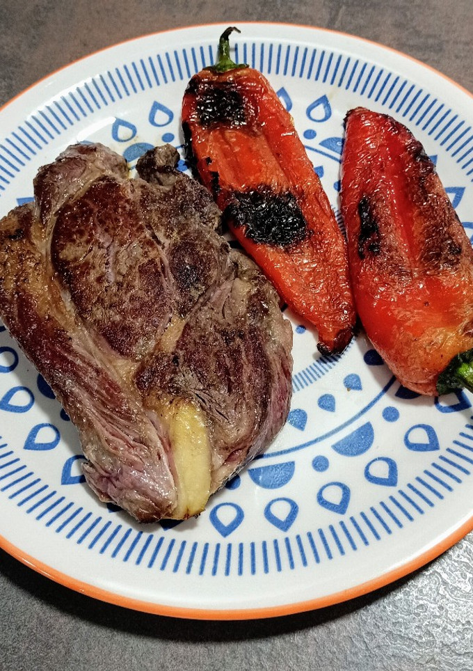 Una foto de Filete de aguja a la plancha con pimientos rojos
