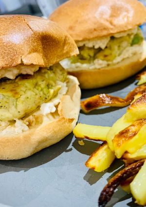 Une photo de Burger : steak poulet-avocat et Boursin