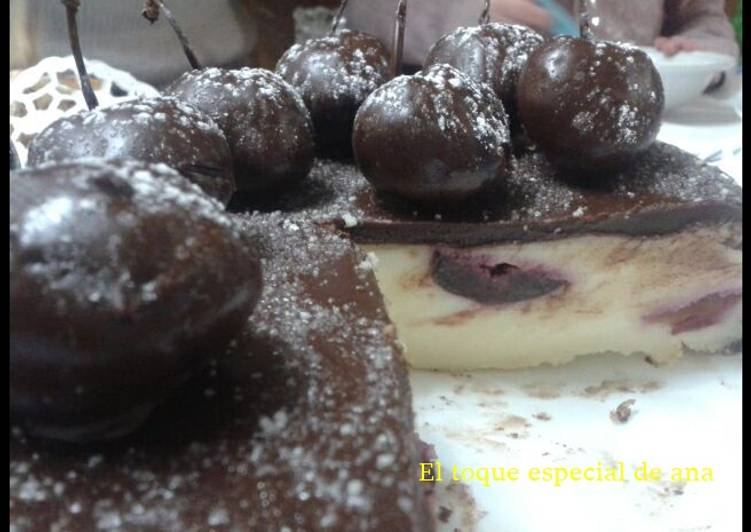 Tarta de queso con cobertura de chocolate con cerezas