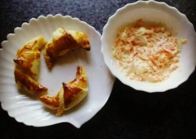 Cheesy mini croissants with coleslow salad