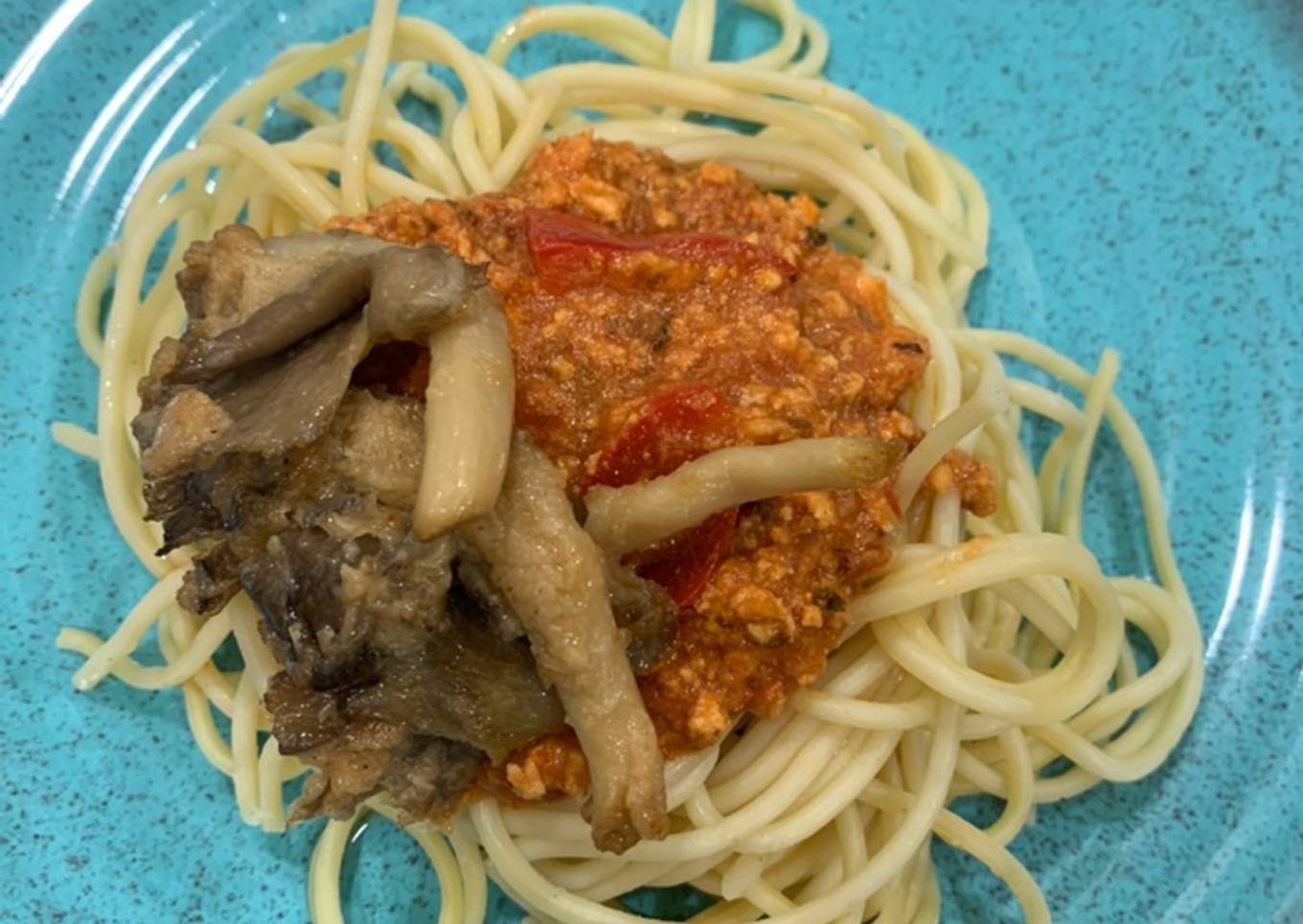 Spaghetti dengan lada bolognese dan cendawan goreng