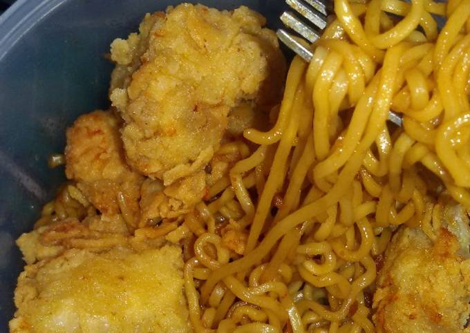 Fried noodles with chicken popcorn