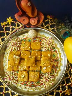 आंबा बर्फी (amba barfi recipe in marathi) रेसिपी चे मुख्य फोटो