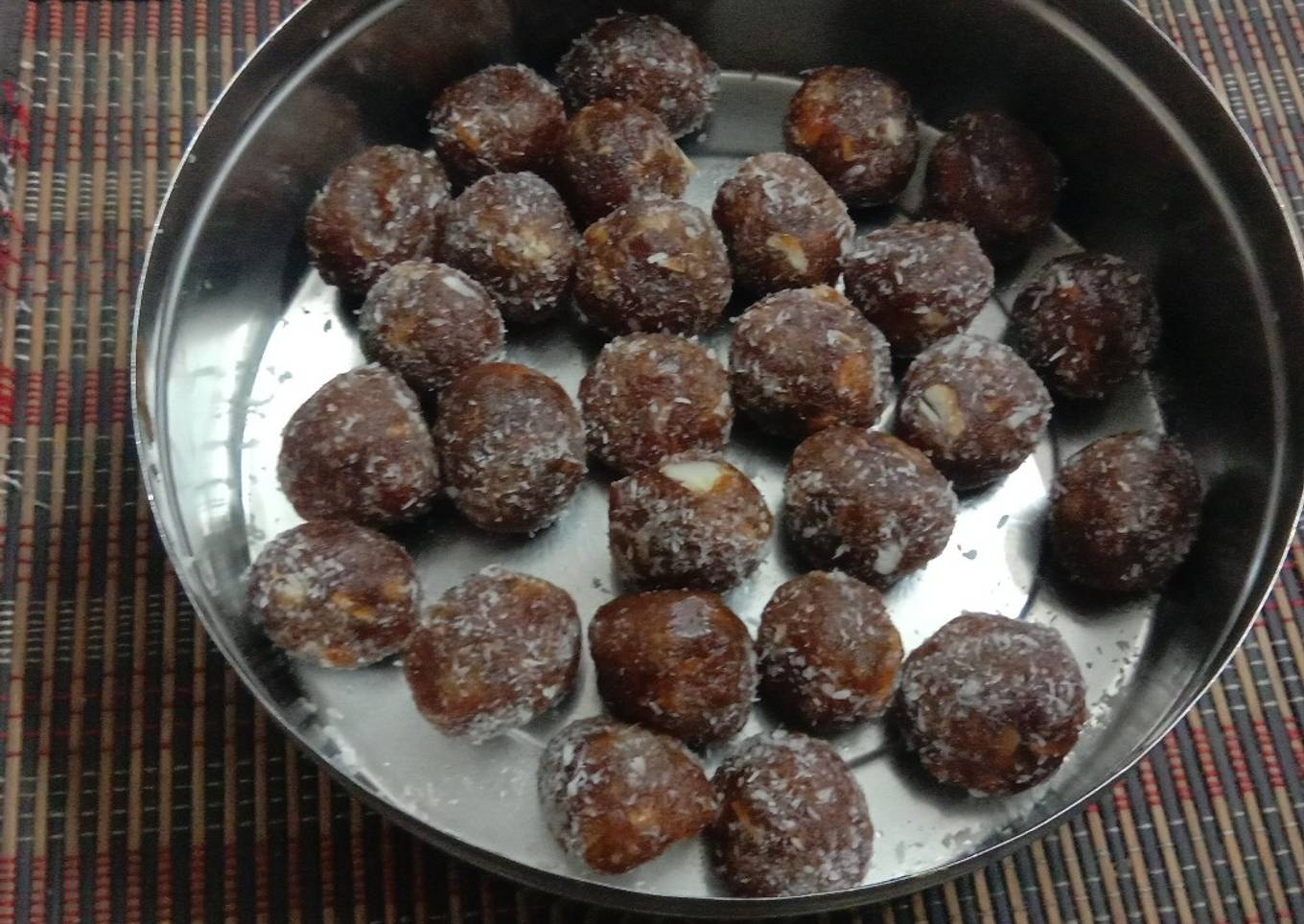 Dates laddu with dryfruits