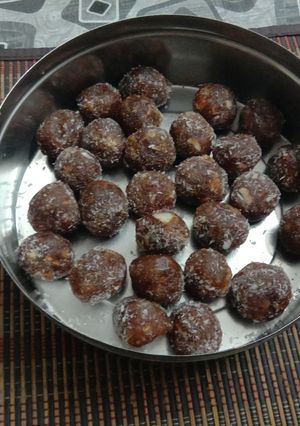 A picture of Dates laddu with dryfruits.