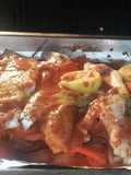 Merluza al horno, con cebolla, morrón y tomate
