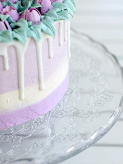 Una foto de Drip Cake a rayas con boquillas rusas. Bizcocho Sin Gluten. Video Tutorial