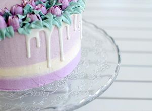 Foto principal de Drip Cake a rayas con boquillas rusas. Bizcocho Sin Gluten. Video Tutorial