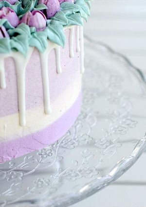Una foto de Drip Cake a rayas con boquillas rusas. Bizcocho Sin Gluten. Video Tutorial